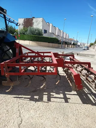 Preparador de siembra rojo