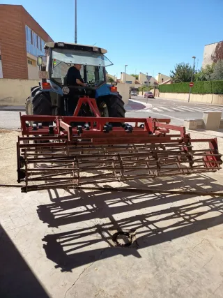 Preparador de siembra rojo