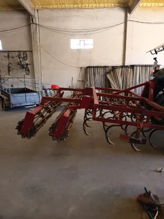 Preparador de siembra rojo