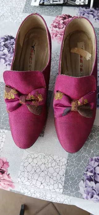 Zapatos de fallera rosas y dorados