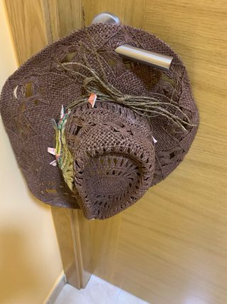 Sombrero de paja tejido con adornos