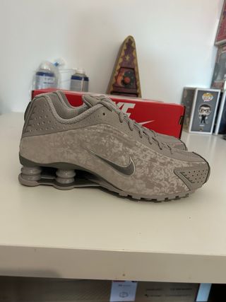 Nike Shox R4 Gris Floral Talla 40