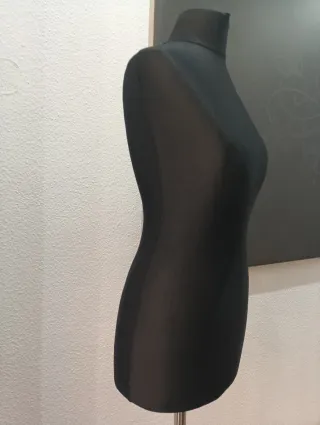 3 Maniquíes negros para ropa