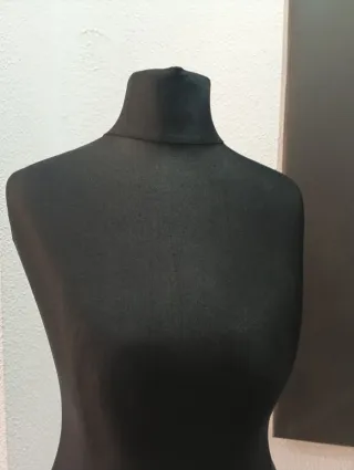 3 Maniquíes negros para ropa