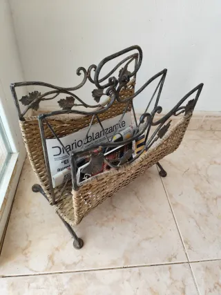 Revistero doble rústico mimbre y metal