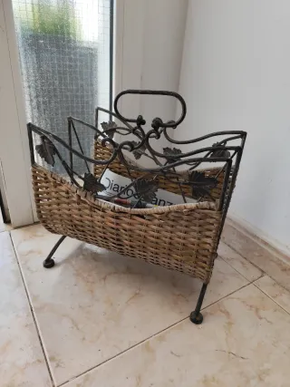 Revistero doble rústico mimbre y metal