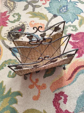 Revistero doble rústico mimbre y metal