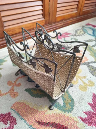 Revistero doble rústico mimbre y metal