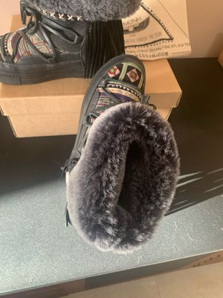 Botas con pelo y bordado étnico