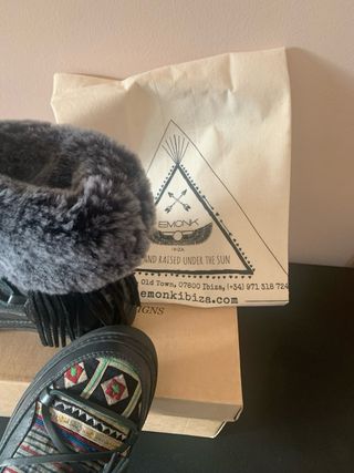 Botas con pelo y bordado étnico