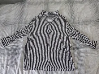 Blusa de rayas blancas y negras