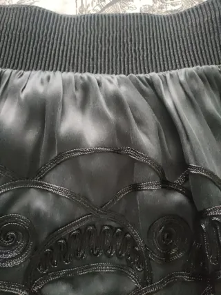 Falda Mango negra bordados