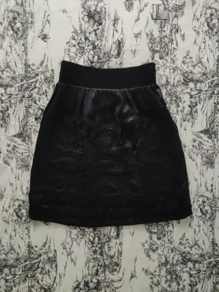 Falda Mango negra bordados