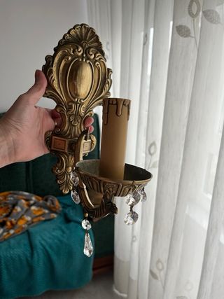 dos lámparas de bronce con cristales