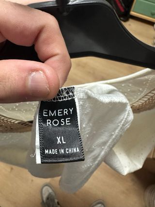 Camiseta sin mangas beige y blanca