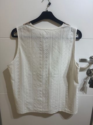 Camiseta sin mangas beige y blanca