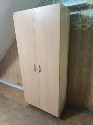 Armario de madera y plástico