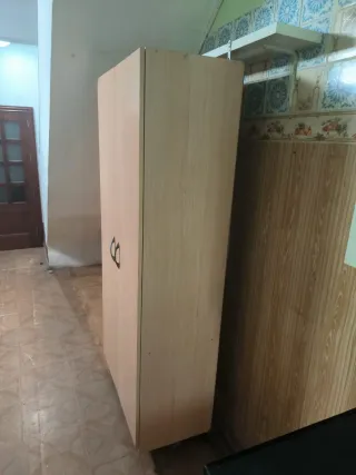 Armario de madera y plástico