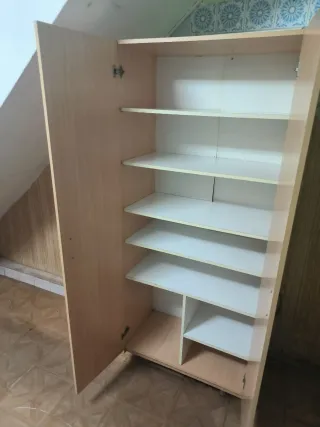 Armario de madera y plástico