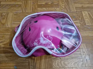 Casco y protecciones infantil rosa