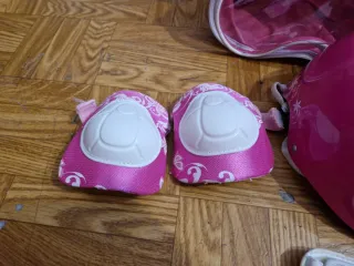 Casco y protecciones infantil rosa