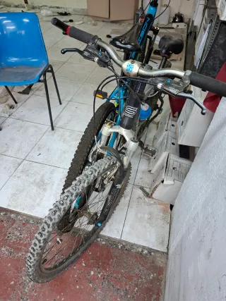 Bicicleta de montaña azul