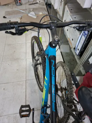 Bicicleta de montaña azul