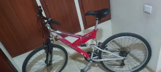 Bicicleta de montaña azul