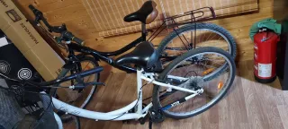 Bicicleta de montaña azul