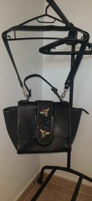 Bolso negro con asa desmontable