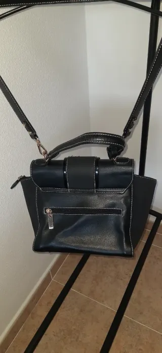Bolso negro con asa desmontable