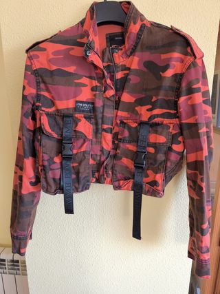 Cazadora camuflaje Bershka roja y marrón