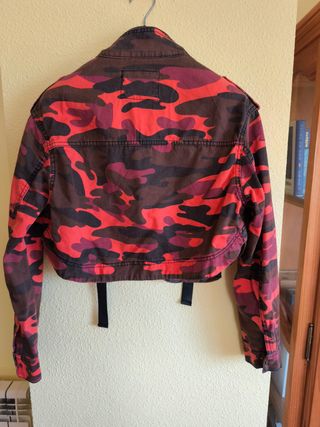 Cazadora camuflaje Bershka roja y marrón