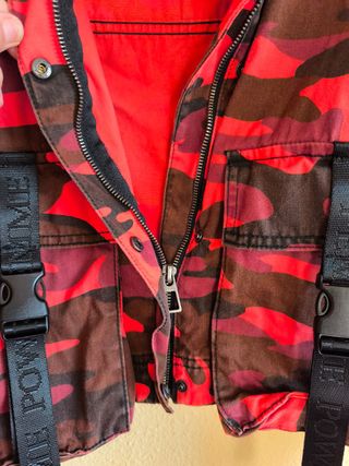 Cazadora camuflaje Bershka roja y marrón