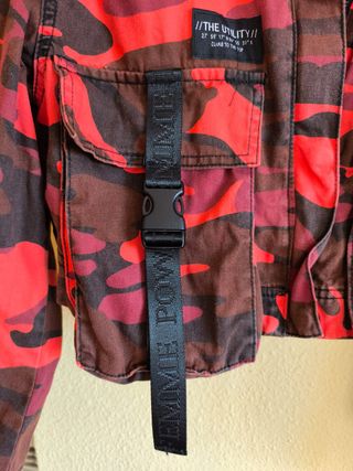 Cazadora camuflaje Bershka roja y marrón