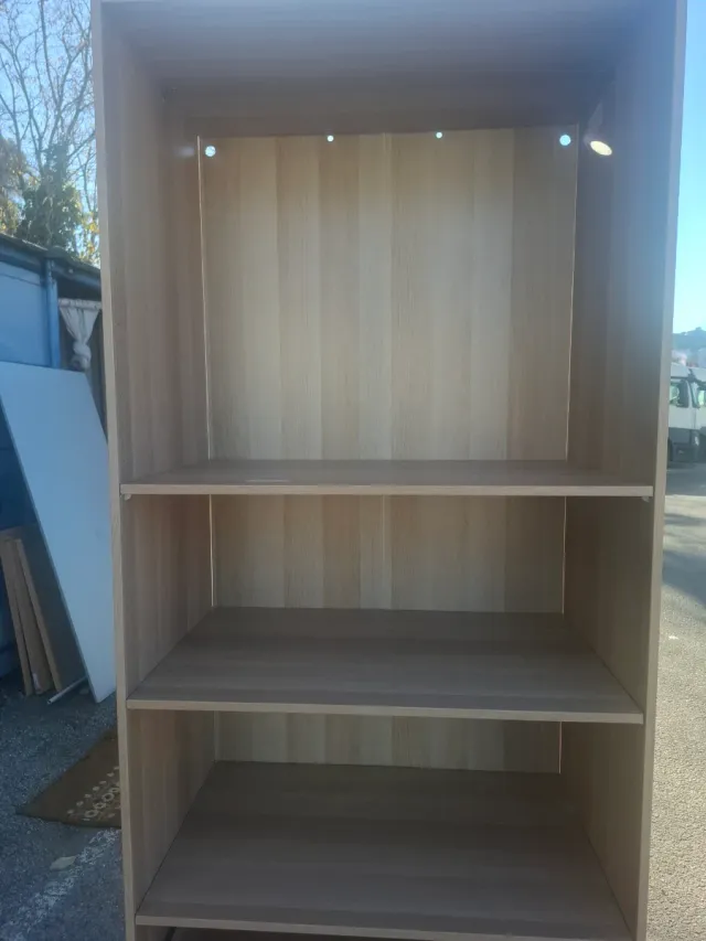 Armario de madera sin puerta