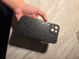 iPhone 13 Verde con funda negra leopardo