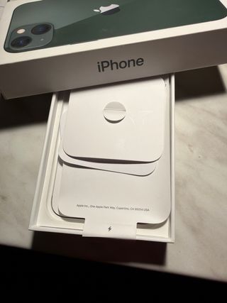 iPhone 13 Verde con funda negra leopardo