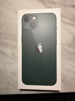 iPhone 13 Verde con funda negra leopardo