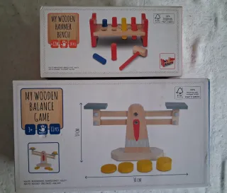Juego de madera martillo y balanza.