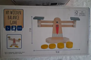 Juego de madera martillo y balanza.