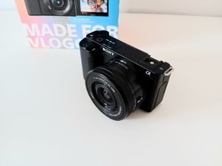 513 DISPAROS Cámara Sony ZV-E10 con objetivo kit