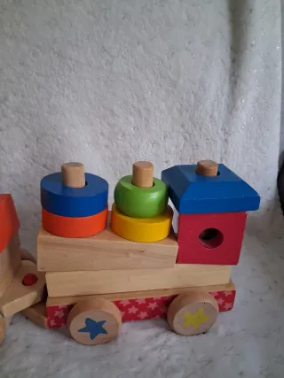 Tren de madera apilable.
