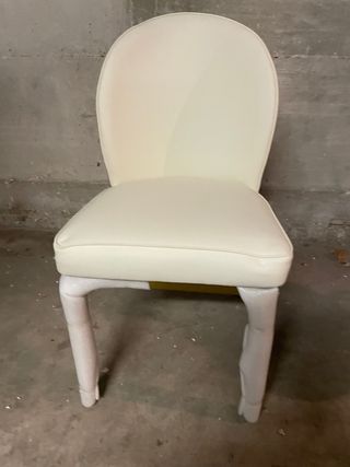 poltroncina in similpelle color panna