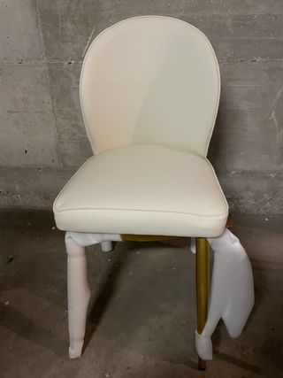 poltroncina in similpelle color panna