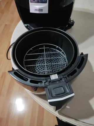 Freidora de aire Princess negra. 3,2 litros