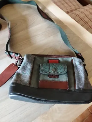 Bolso de cuero gris y verde