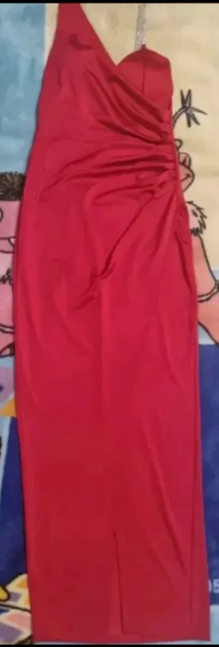 Vestido rojo largo con abertura