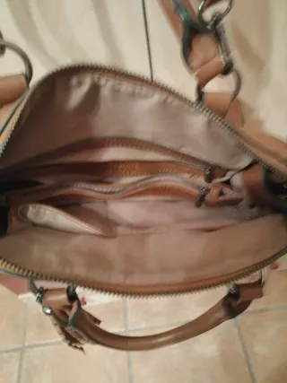 Bolso marrón con tachas y flecos