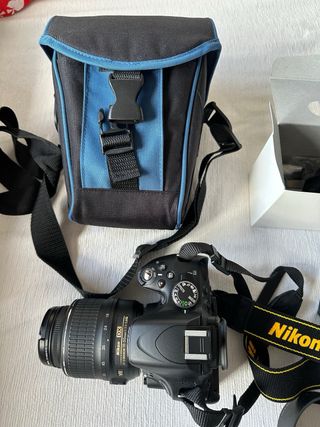 Cámara Nikon D5100 con funda